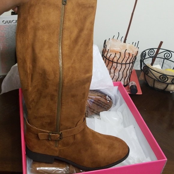 Boots - Picture 3 of 4